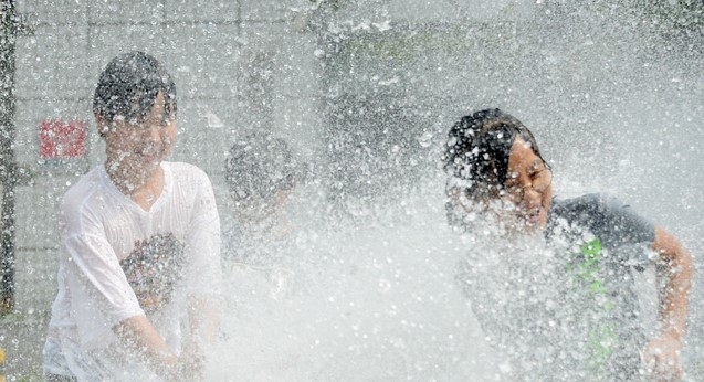 전국적으로 폭염이 연일 이어지고 있는 지난 29일 전북 전주시 오거리문화광장 분수대에서 어린이들이 물놀이를 하며 즐거워하고 있다. 