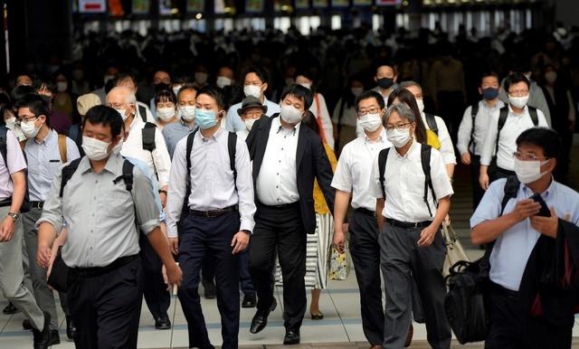 도쿄에서 시민들이 마스크를 쓰고 출근하는 모습.