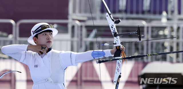 대한민국 양궁 대표팀 안산이 25일 오후 일본 도쿄 유메노시마 양궁장에서 열린 2020 도쿄올림픽 양궁 여자단체전 준결승전에 출전해 활을 쏘고 있다.