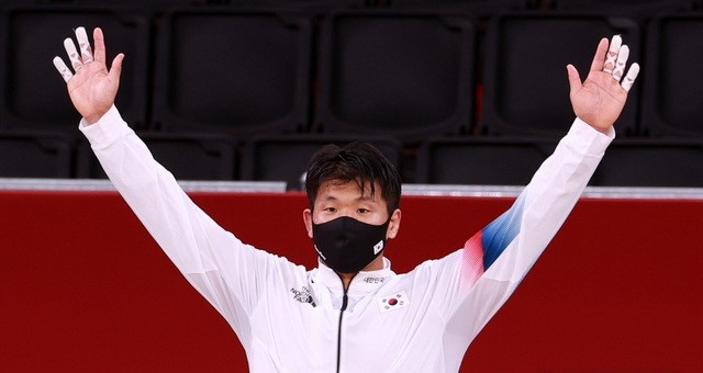 대한민국 유도 대표 조구함이 29일 오후(현지시간) 일본 도쿄 무도관에서 열린 남자 -100kg급 메달 시상식에서 환호하고 있다.