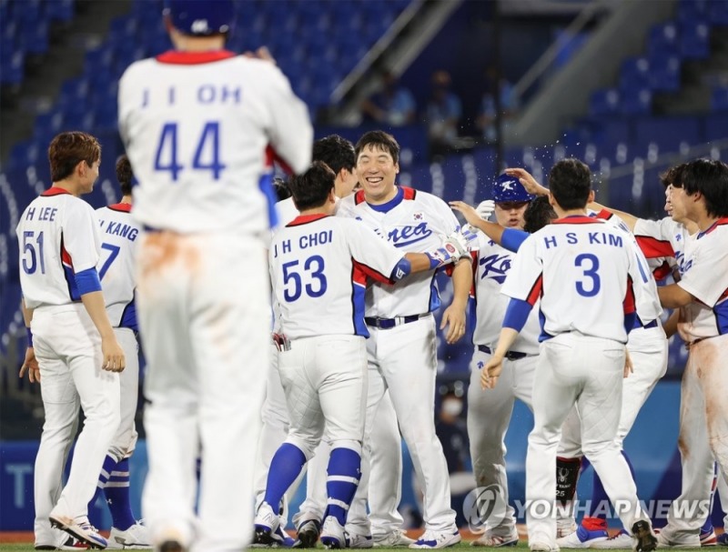 (요코하마=연합뉴스) 29일 일본 요코하마 스타디움에서 열린 도쿄올림픽 야구 B조 조별리그 1차전 한국과 이스라엘의 경기. 연장 10회말 승부치기 2사 만루 상황 양의지가 몸에 맞는 공으로 득점하며 승리를 거두자 한국 선수들이 환호하고 있다. 