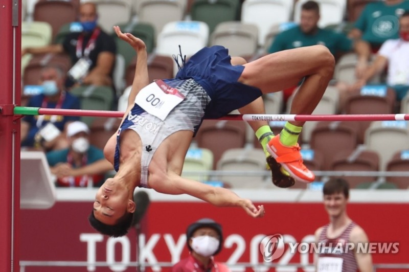 (도쿄=연합뉴스)우상혁이 30일 도쿄 올림픽스타디움에서 열린 도쿄올림픽 육상 남자 높이뛰기 예선에서 2.28m 2차시기에 바를 가뿐히 넘고 있다.