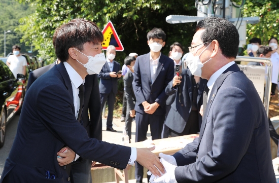 김영록 전라남도지사가 30일 오전 여수시 만흥동 여순사건 희생자위령비를 찾은 이준석 국민의힘 대표와 인사를 나누고 있다./사진=전라남도