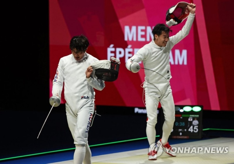 (지바=연합뉴스) 한국 펜싱 남자 에페 대표팀 박상영이 30일 일본 마쿠하리메세 홀에서 열린 도쿄올림픽 펜싱 남자 에페 단체전 준결승 일본과의 경기에서 패배한 뒤 아쉬워하고 있다.
