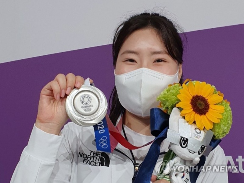 (도쿄=연합뉴스) 김민정이 30일 일본 도쿄 아사카 사격장에서 열린 도쿄올림픽 사격 여자 25ｍ 권총 시상식에서 은메달을 보여주고 있다.