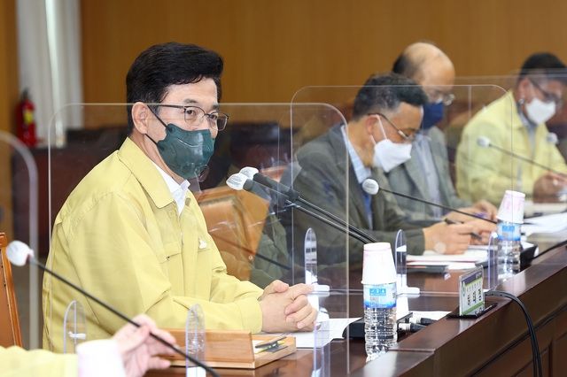허태정 대전시장이 30일 시청 대회의실에서 코로나19 대응을 위한 의료관계자 긴급 대책회의를 열고 있다. (사진= 대전시 제공)