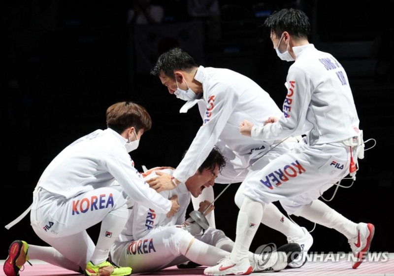 (지바=연합뉴스) 한국 펜싱 남자 에페 대표팀 선수들이 30일 일본 마쿠하리메세 홀에서 열린 도쿄올림픽 펜싱 남자 에페 단체 동메달 결정전에서 중국을 꺾은 뒤 기뻐하고 있다.