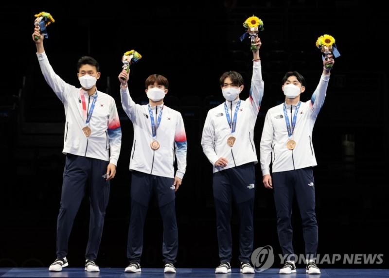 (도쿄=연합뉴스) 한국 펜싱 남자 에페 대표팀 선수들이 30일 일본 마쿠하리메세 홀에서 열린 도쿄올림픽 펜싱 남자 에페 단체 시상식에서 동메달을 목에 걸고 기념촬영을 하고 있다.왼쪽부터 권영준, 마세건, 박상영, 송재호.