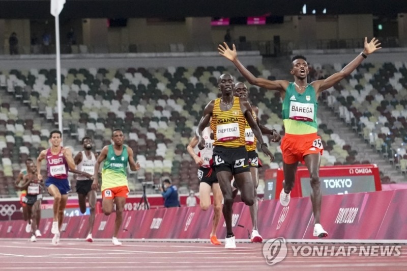 (도쿄 AP=연합뉴스) 셀레먼 바레가(오른쪽)가 30일 도쿄 올림픽 스타디움에서 열린 도쿄올림픽 남자 10.000ｍ 결선에서 가장 먼저 결승선을 통과하고 있다.