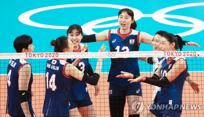 (도쿄=연합뉴스) 김연경(10), 박정아(13), 양효진(14) 등이 27일 아리아케 아레나에서 열린 도쿄올림픽 여자배구 예선전 한국-케냐 경기에서 득점한 뒤 환호하고 있다.