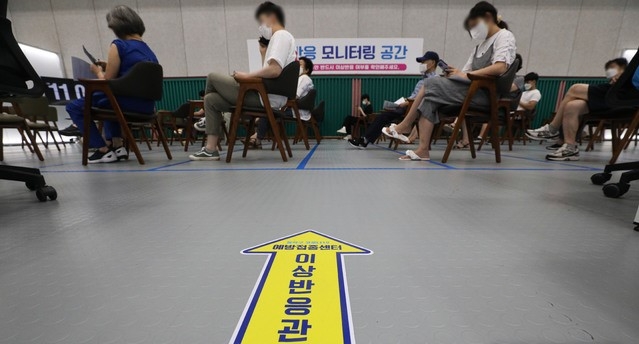 18~49세의 8월 코로나19 백신 접종일정이 발표된 30일 서울 동작구 백신예방접종센터에서 시민들이 백신을 맞은 후 이상반응 관찰을 위해 대기하고 있다. 18~49세 접종 대상자 1,777만 명은 다음달 9일부터 열흘 간 사전예약 10부제를 실시한다. 주민등록번호 생년월일 끝자리를 기준으로 정해진 날짜에 사전예약 후 다음달 26일부터 9월 30일까지 접종을 실시한다.