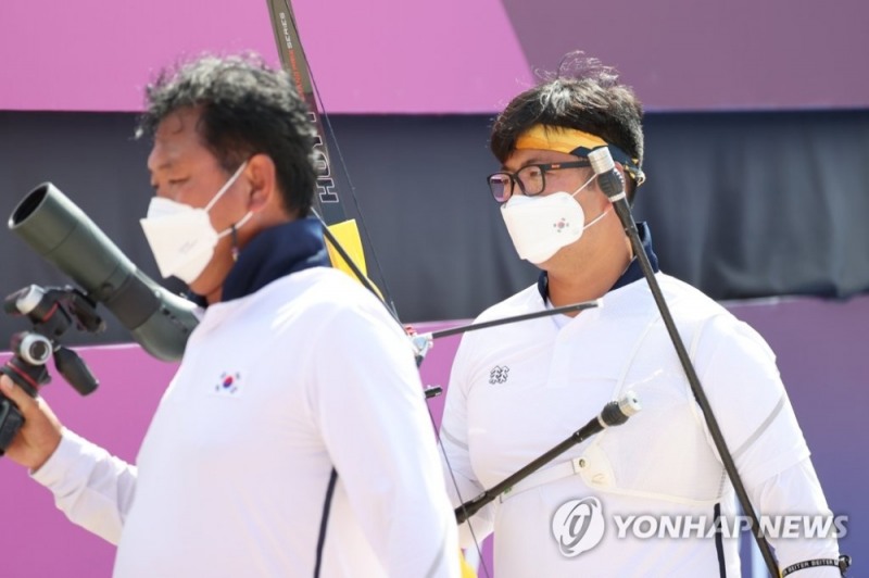 (도쿄=연합뉴스) 양궁 국가대표 김우진이 31일 일본 유메노시마공원 양궁장에서 열린 도쿄올림픽 남자 양궁 개인전 8강 당즈준(대만)과의 경기에서 패해 4강 진출에 실패한 뒤 경기장을 나가고 있다.