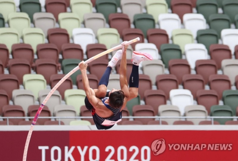 (도쿄=연합뉴스) 31일 도쿄 올림픽스타디움에서 열린 도쿄올림픽 육상 남자 장대높이뛰기 예선전에 출전한 한국 진민섭이 5m65 2차 시기에 도전하고 있다.