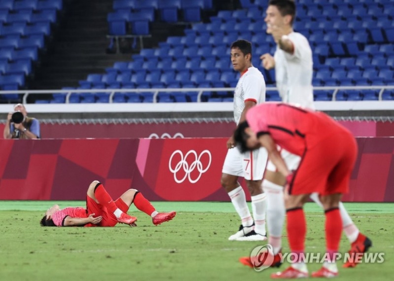 (요코하마=연합뉴스)31일 요코하마 국제경기장에서 열린 도쿄올림픽 남자축구 8강전 한국과 멕시코의 경기가 6대3 한국의 패배로 끝났다.4강 진출이 좌절된 한국 이동경(왼쪽) 등 선수들이 아쉬워 하고 있다.