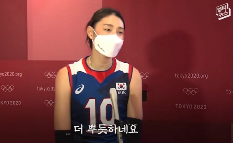 "국민들에게 희망을 드렸는데"라는 질문에 김연경 선수는 "더 뿌듯하네요"라고 답변했지만 자막만 보면 "축구, 야구 졌고 배구만 이겼는데?"라는 질문에 "더 뿌듯하네요"라고 답변한 것처럼 오해할수 있는 대목의 엠빅 영상이 논란이 되고 있다. / 사진 = 유튜브 엠빅 영상