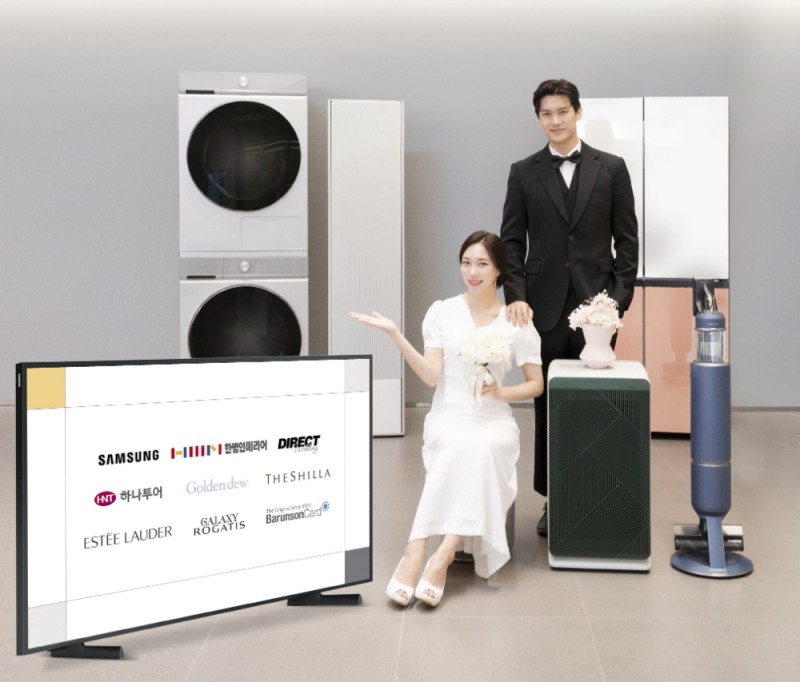 삼성전자가 웨딩 업계 대표 브랜드들과 제휴해 웨딩∙신혼 고객들에게 특별한 혜택을 제공하는 '비스포크 웨딩 클럽(BESPOKE Wedding Club)'을 선보인다. 사진은 삼성전자 모델이 삼성디지털프라자 강남본점에서 '비스포크 웨딩 클럽' 브랜드와 삼성 신혼가전을 소개하고 있는 모습. / 사진 = 삼성전자