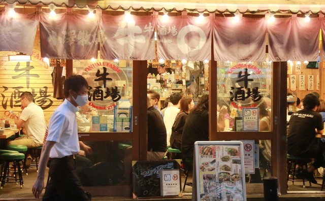 지난 7월 12일 일본 도쿄 신바시의 한 술집 술을 마시는 시민들이 가득하다. 이날 도쿄도에는 4번째 코로나19 긴급사태 선언이 발령됐다.