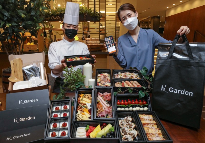 1일 오전, 서울 마포구에 위치한 에이치가든에서 직원이 '케이터링박스'를 소개하고 있는 모습 / 사진 = 현대백화점