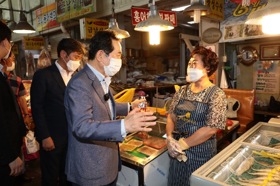 더불어민주당 대통령선거 경선 후보인 정세균 전 국무총리가 지난 7월 31일 오후 조오섭 의원과 함께 광주광역시 서구 양동에 위치한 전통시장인 양동시장을 방문했다./균형사다리 광주·전남본부