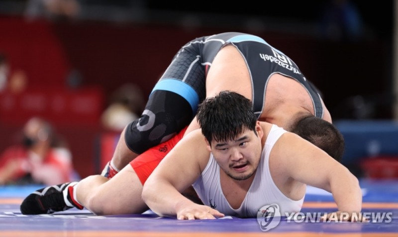 (지바=연합뉴스) 1일 일본 마쿠하리 메세 A홀에서 열린 2020도쿄올림픽 레슬링 그레코로만형 130㎏급 16강 경기에서 김민석이 이란 아민 마르자자데의 공격에 수비하고 있다.