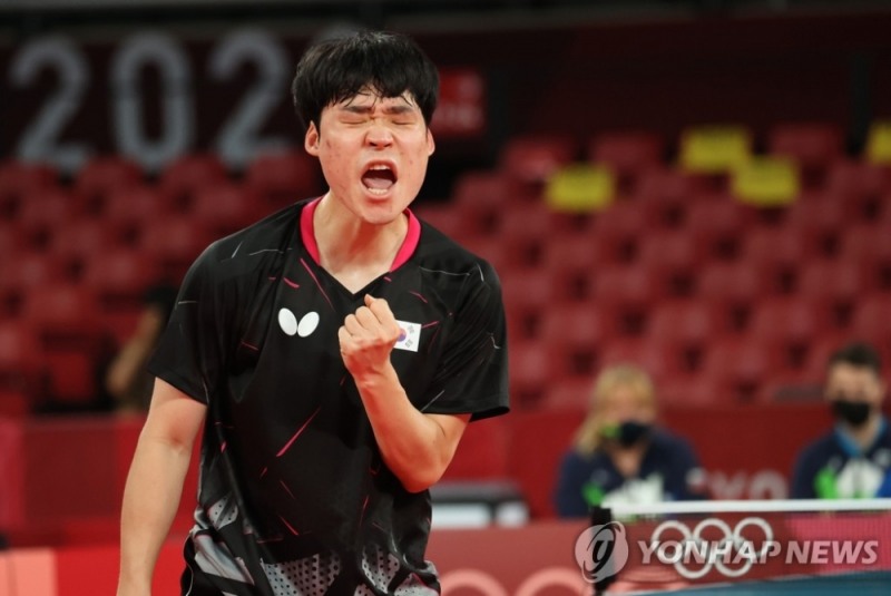 (도쿄=연합뉴스)1일 일본 도쿄체육관에서 열린 도쿄올림픽 탁구 남자 단체전 16강 한국과 슬로베니아의 두 번째 경기. 장우진이 득점을 성공한 뒤 파이팅하고 있다.