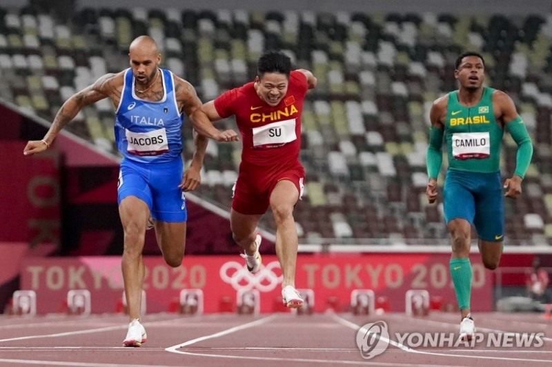 (도쿄 AP=연합뉴스) 쑤빙톈(가운데)이 1일 일본 도쿄 올림픽 스타디움에서 열린 2020 도쿄올림픽 육상 남자 100ｍ 준결선 3조에서 9초83의 놀라운 기록으로 결승선을 통과하고 있다.<br /><br />
