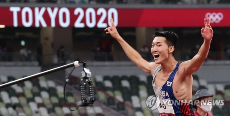 (도쿄=연합뉴스)도쿄올림픽 남자 높이뛰기 우상혁이 1일 도쿄 올림픽스타디움에서 열린 결선에서 한국신기록 2.35미터를 성공한 후 환호고 있다. 