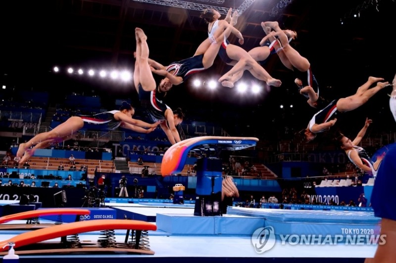 (도쿄=연합뉴스)1일 오후 일본 아리아케 체조경기장에서 열린 도쿄올림픽 기계체조 여자 도마 결승전. 한국 여서정이 1차시기에서 난도 6.2의 '여서정 기술'을 선보이고 있다. 여서정은 이 기술로 1차시기에서 1위를 차지했다.