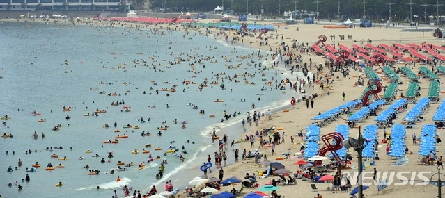 부산지역에 폭염경보가 발효 중인 1일 해운대해수욕장을 찾은 시민과 관광객들이 물놀이를 즐기고 있다. 이날 피서 절정기를 맞았지만 코로나19 여파로 해운대를 찾은 피서객은 예년에 비해 크게 감소한 모습이다.