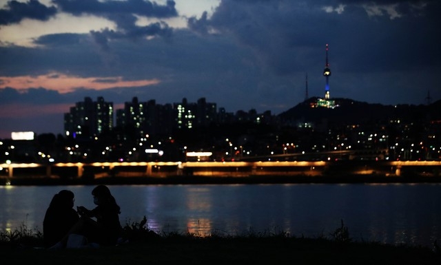 서울 최고기온이 34도를 기록하며 열대야가 계속된 지난 7월 18일 오후 서울 서초구 반포한강공원에서 시민들이 휴식을 취하고 있다.
