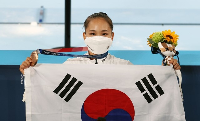  대한민국 기계체조 여서정이 1일 일본 도쿄 아리아케 체조경기장에서 열린 '2020 도쿄올림픽' 여자 도마 결승에서 동메달을 획득한 뒤 태극기를 들어보이고 있다.