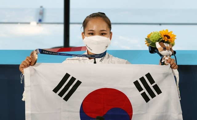 대한민국 기계체조 여서정이 1일 일본 도쿄 아리아케 체조경기장에서 열린 '2020 도쿄올림픽' 여자 도마 결승에서 동메달을 획득한 뒤 태극기를 들어보이고 있다.