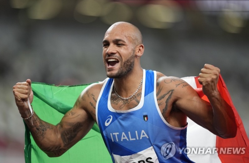 (도쿄 AP=연합뉴스) 마르셀 제이컵스가 1일 일본 도쿄 올림픽 스타디움에서 열린 2020 도쿄올림픽 육상 남자 100m 결선에서 9초80으로 우승한 뒤 환호하고 있다.