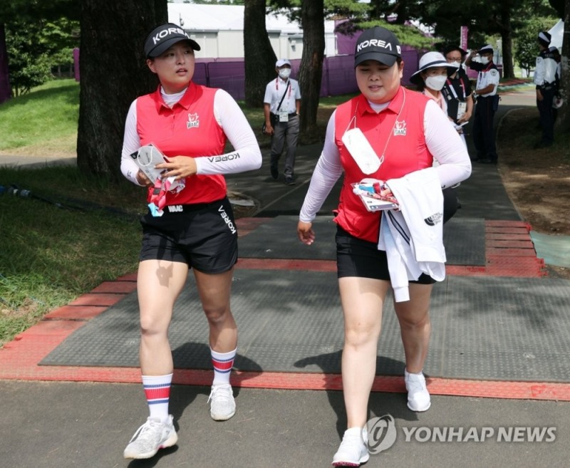 (사이타마=연합뉴스) 도쿄올림픽 여자 골프 박인비와 고진영이 2일 일본 가스미가세키 컨트리클럽에서 기자회견 후 연습을 위해 이동하고 있다. 