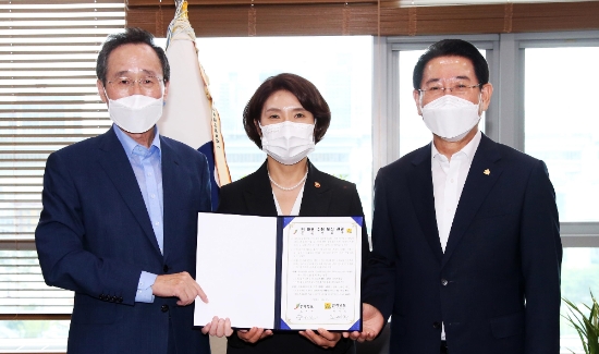김영록 전라남도지사와 송하진 전라북도지사가 2일 오후 정부세종청사에서 한정애 환경부 장관을 만나 지난해 8월 집중호우에 따른 댐 하류 수해 보상 관련 공동건의문을 전달하고 있다./사진=전라남도
