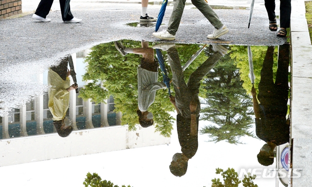 전북 지역 곳곳이 비가 내렸다 맑기를 반복하며 오락가락한 날씨가 이어지고 있는 2일 전주시 전북대학교 교정에서 학생들이 우산을 들고 교정을 지나고 있다.