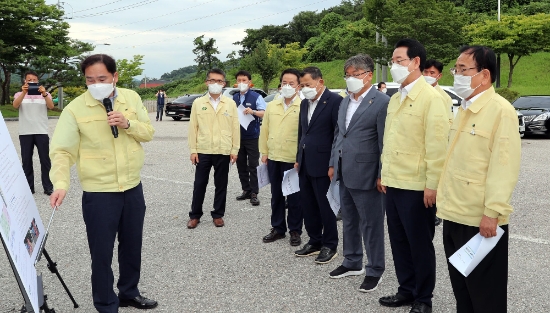 김영록 전라남도지사가 2일 오후 영광 한빛원전에서 코로나 확진자가 발생됨에 따라 영광 코로나19 선별진료소를 찾아 김장오 영광부군수로부터 방역대책 상황에 대해 설명을 듣고 있다./사진=전라남도