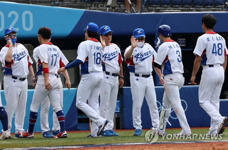 (요코하마=연합뉴스) 2일 일본 요코하마 스타디움에서 열린 도쿄올림픽 야구 녹아웃스테이지 2라운드 한국과 이스라엘의 경기가 한국의 11대1 콜드게임 승리로 끝났다.경기를 마친 선수들이 기쁨을 나누고 있다. 