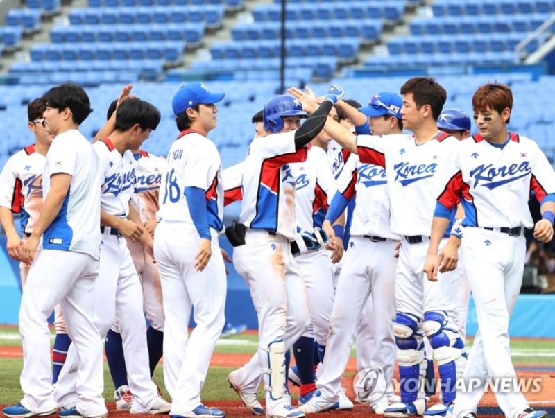 (요코하마=연합뉴스)2일 일본 요코하마 스타디움에서 열린 도쿄올림픽 야구 녹아웃스테이지 2라운드 한국과 이스라엘의 경기. 7회말 11대1로 콜드게임으로 경기를 이긴 한국 선수들이 마지막 적시타를 쳐 낸 김혜성과 기뻐하고 있다.
