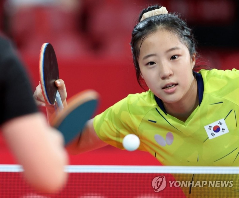 (도쿄=연합뉴스)2일 일본 도쿄체육관에서 열린 여자탁구 단체 16강 폴란드와의 단식 두번째 경기. 한국 신유빈이 바요르와 대결을 펼치고 있다.