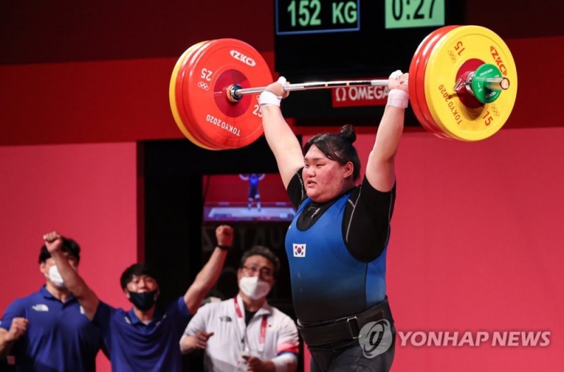 도쿄=연합뉴스)2일 도쿄 국제포럼에서 열린 도쿄올림픽 여자 역도 최중량급(87㎏ 이상). 이선미가 용상 2차시기 152kg을 성공하고 있다.