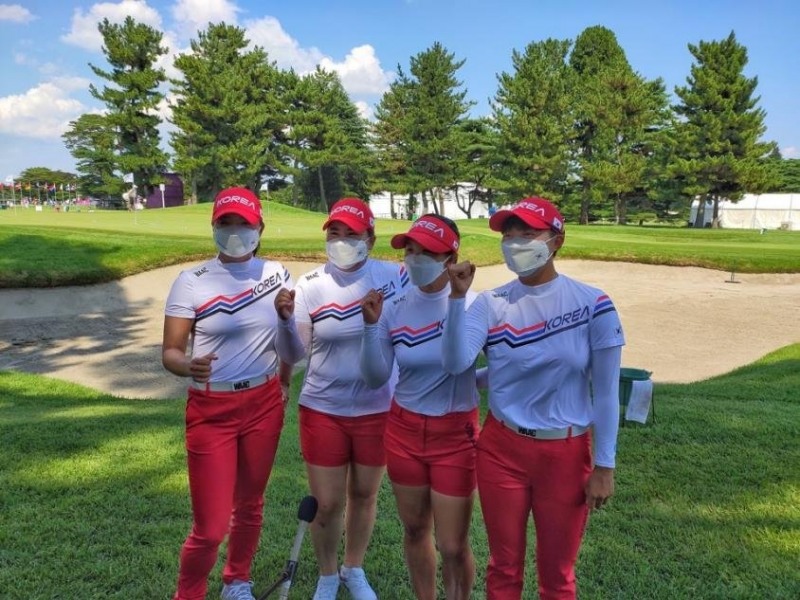 (사이타마=연합뉴스) 2020 도쿄올림픽 여자골프 대표팀의 고진영(왼쪽부터), 박인비, 김세영, 김효주가 1일 일본 사이타마현 가스미가세키 컨트리클럽에서 연습 도중 포즈를 취하고 있다.