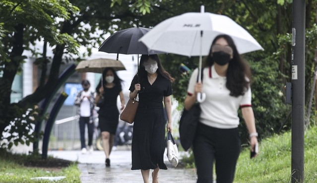 전국이 대체로 흐리고 대부분의 지역에서 비가 내리는 지난 2일 오전 서울 은평구 서울혁신파크에서 우산을 쓴 시민들이 발걸음을 옮기고 있다.