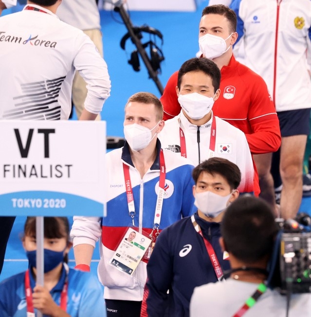 신재환이 2일 일본 도쿄 아리아케 체조경기장에서 열린 '2020 도쿄올림픽' 남자 도마 결승에 입장하고 있다.