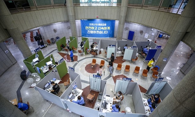 상반기 백신을 접종하지 않은 60~74세에 대한 사전예약이 예정된 2일 오전 서울 은평구 은평문화예술회관에 마련된 예방접종센터를 찾은 시민들이 백신 예방접종을 받고 있다. 코로나19 예방접종대응추진단에 따르면 이날 오후 8시부터 31일 오후 6시까지 60~74세 고령층 중 미접종자 사전예약이 진행된다.