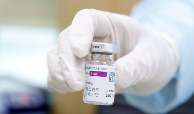 아스트라제네카(AZ) 코로나19 백신 접종이 재개된 지난 4월 12일 오후 서울 중랑구 보건소에서 의료진이 아스트라제네카 백신을 들고 있다. (공동취재사진) 