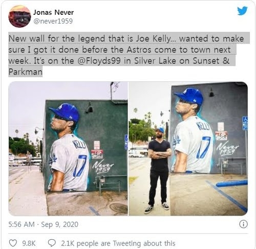 조 켈리가 휴스턴 선수를 향해 입을 삐죽거리며 조롱하는 모습의 대형 벽화.