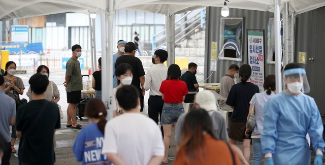 코로나19 신규 확진자가 1219명을 기록하며 누적 확진자가 20만 명을 넘어선 2일 오전 서울 서대문구 신촌기차역 공영주차장 임시선별검사소에서 시민들이 검사를 받기 위해 기다리고 있다.