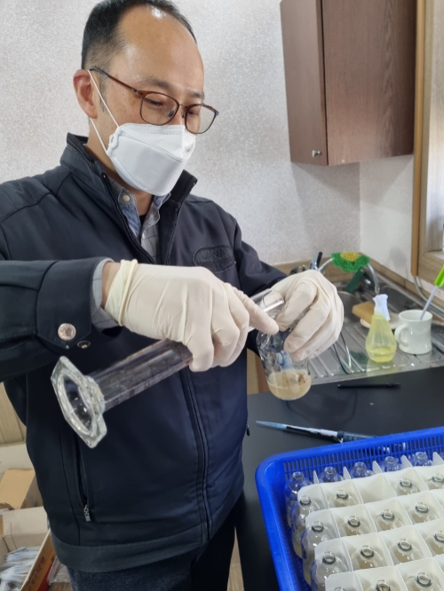 농협축산연구원 직원이 활성탄 사료첨가관련 연구를 진행하고 있는 모습 / 사진 = 농협