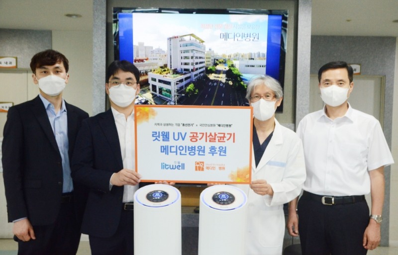 효선전기(대표이사 박현주)가 3일 메디인병원(파주시 금촌동 소재)에 ‘릿웰 UV 공기살균기’(litwell UV Air Sterilizer)’ 4대를 기증하고 기념 촬영을 하고 있다. 가운데 좌측 효선전기 박형진 실장 / 가운데 우측 권태형 메디인병원장
